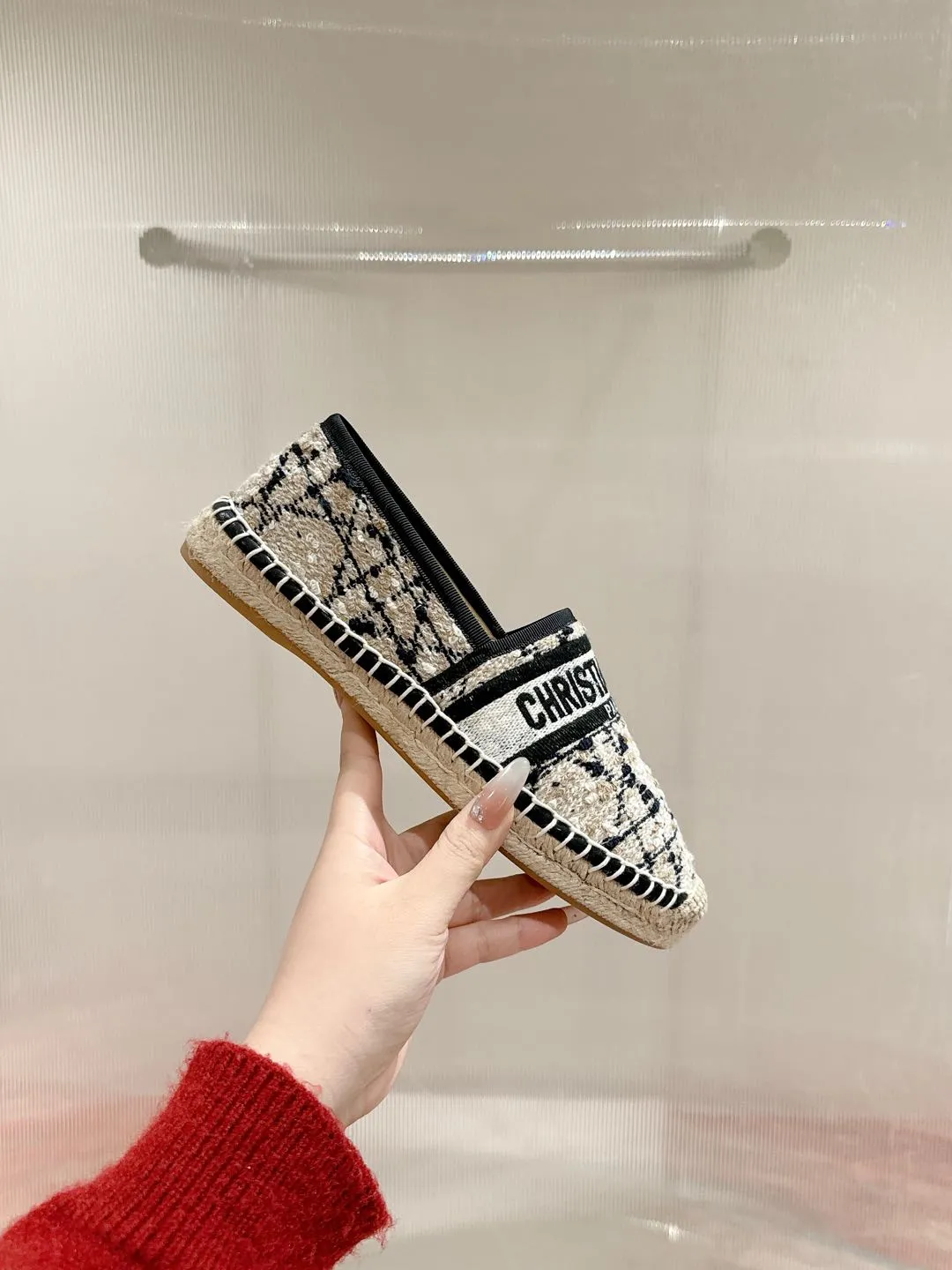 👟👟Ex-factory price 460👟👟 Dior DIOR's new popular early spring fisherman shoes 🆕 Simple, elegant and fashionable, timeless and timeless, it is a classic that will never fade away in the fashion circle, retro fisherman shoes. Original hand-woven surface, electric embroidery technology! Specific cloth surface and rubber outsole. Code number: 35-39 (40.41 customized, non-refundable)